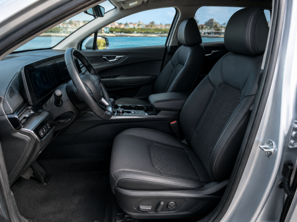 Rental vehicle photo 4